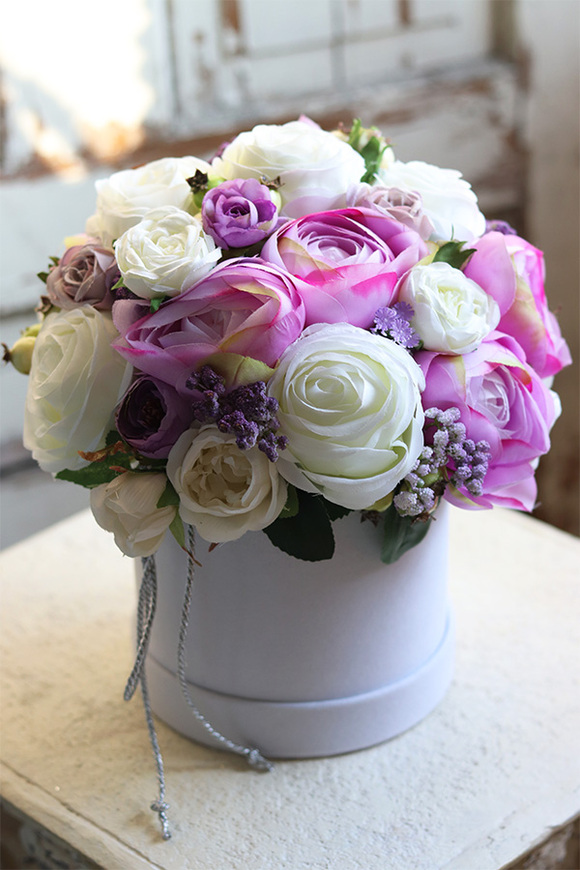 Arkadia Foletta, welurowy flowerbox z fioletowo-białymi kwiatami, wys.28cm