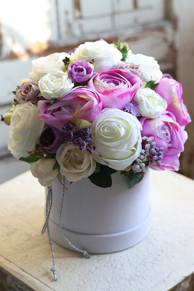 Arkadia Foletta, welurowy flowerbox z fioletowo-białymi kwiatami, wys.28cm