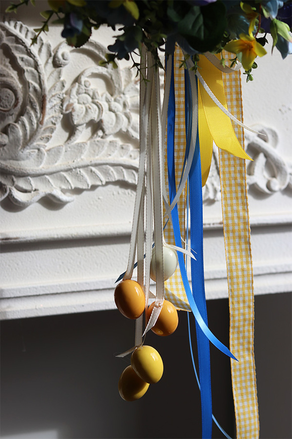 Wiosenne Bratki, wianek wielkanocny z zawieszkami