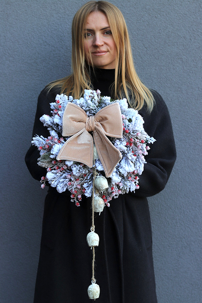 Śnieżny Puch Beige, zimowy wianek z dzwonkami