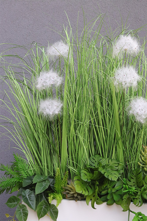 Fiberglass Marco Fretera 2, sztuczne trawy w białej donicy