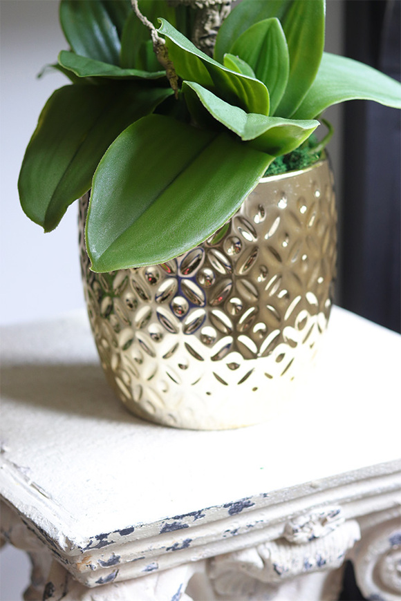 Gold Trettia, biały sztuczny storczyk w złotej donicy