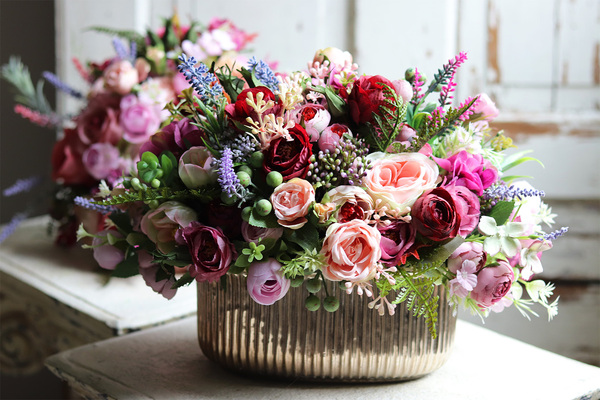 Bella Lux, kompozycja kwiatowa w złotym naczyniu