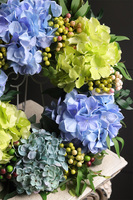 Hortensje Blueni 2, kwiatowy wianek na drzwi