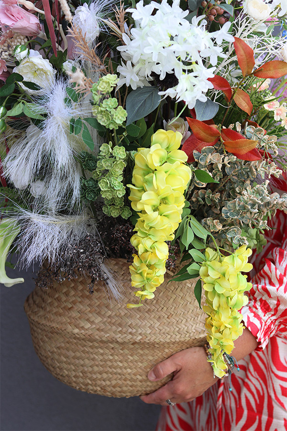 Mediolan Flowers, kompozycja kwiatowa w koszu