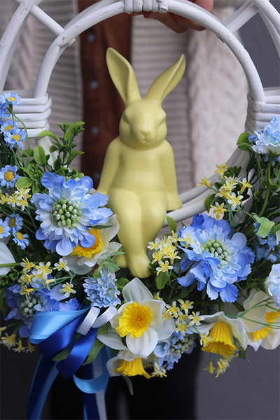 Gredia Yellow, wielkanocny wianek na drzwi z zającem