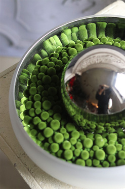 Modern Cecile Moss, nowoczesny stroik świąteczny z porcelanową kulą, śr.30cm