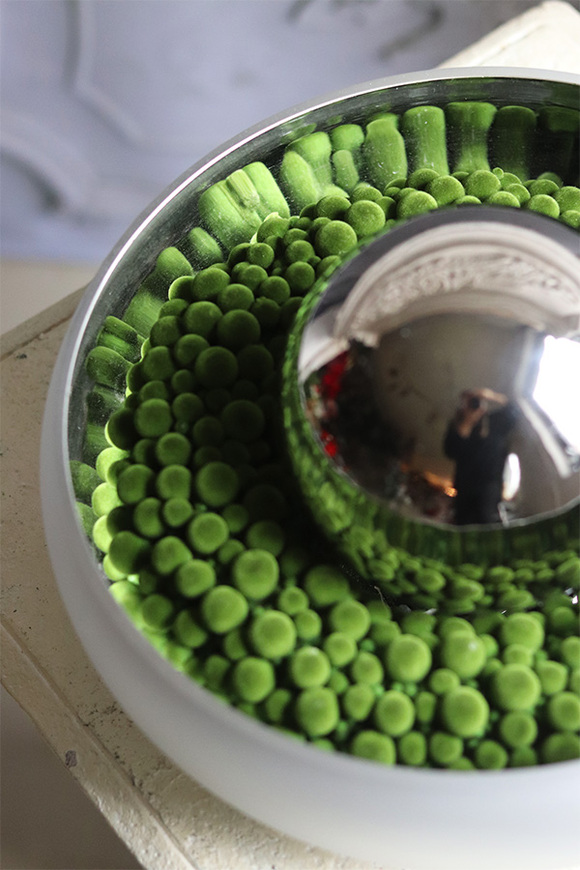 Modern Cecile Moss, nowoczesny stroik świąteczny z porcelanową kulą