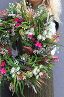 Merite, zielony wianek z kwiatami na drzwi