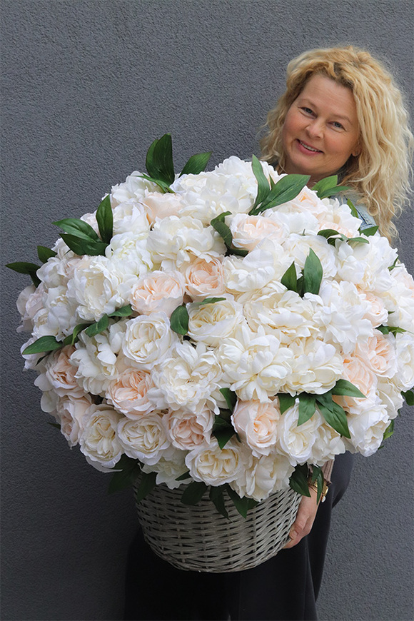 Peonies, bogaty kosz z peoniami