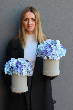 Niebieska Hortensja 3, szary flowerbox z kwiatami, wym.29x28cm