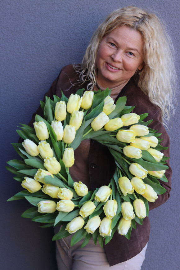 Witaj Wiosno Cream, wiosenny wianek z tulipanów