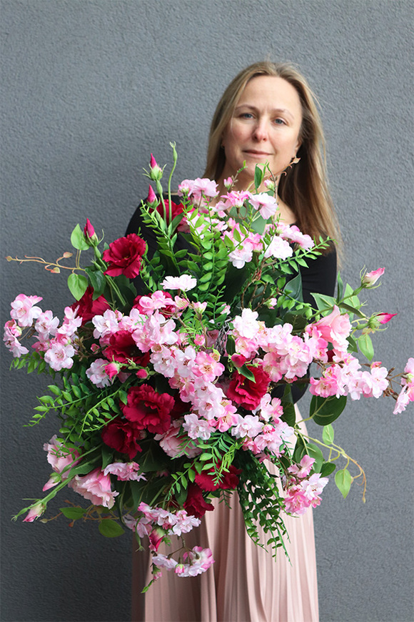 Trefiana, kwiatowa kompozycja w wiszącej, metalowej donicy