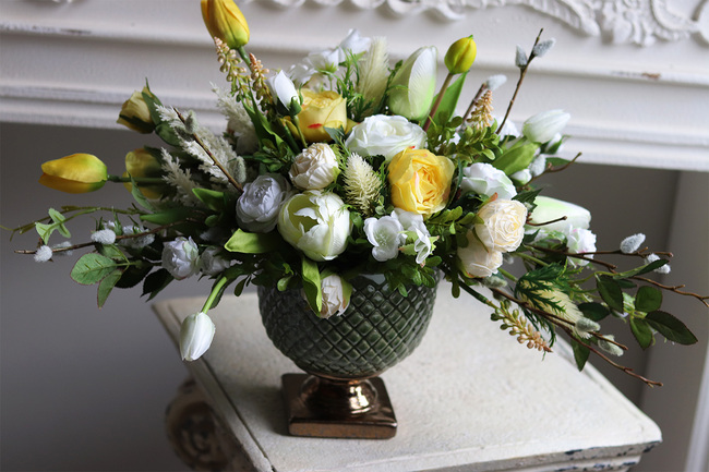 kompozycja kwiatowa z tulipanów, róż i szafirków Spring is coming