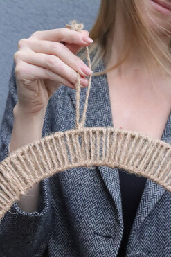 OD RĘKI Klementa, asymetryczny wianek wiosenny, rozp.42cm