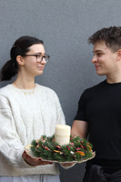 Rodzinny, stroik ze świecą na talerzu