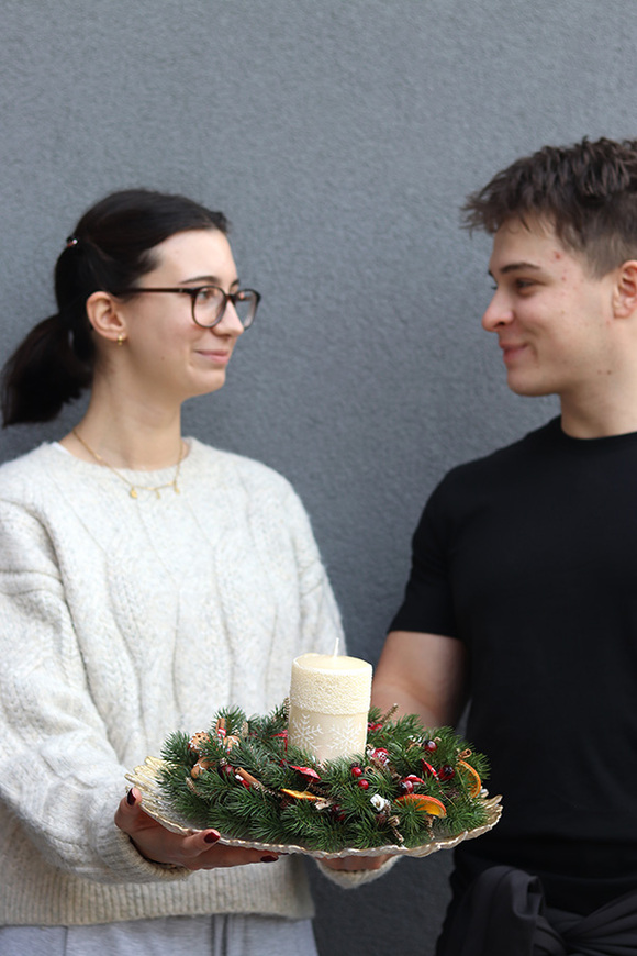 Rodzinny, stroik ze świecą na talerzu