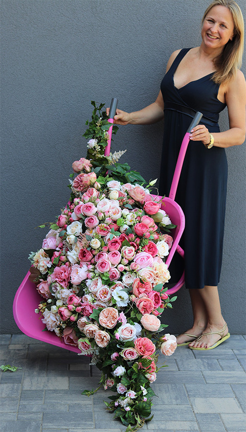 Barrow Pink, dekoracja kwiatowa na taczce 