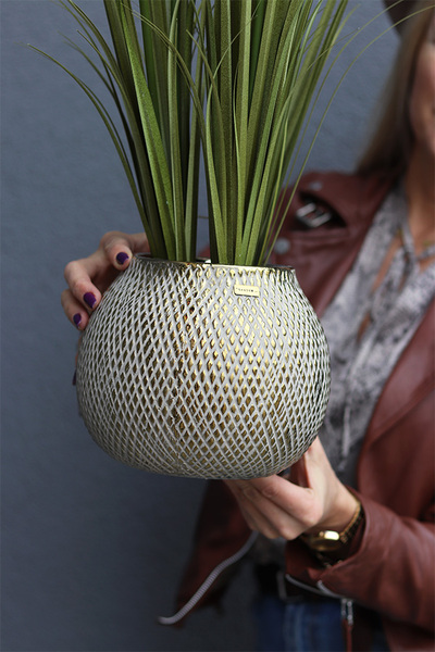 Bernatta, sztuczna trawa w złotej donicy