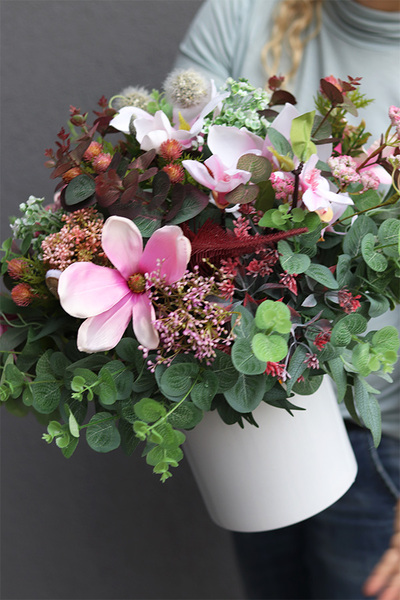 Adelita Magnolie New, efektowna kompozycja kwiatowa w białym naczyniu, wys.45cm