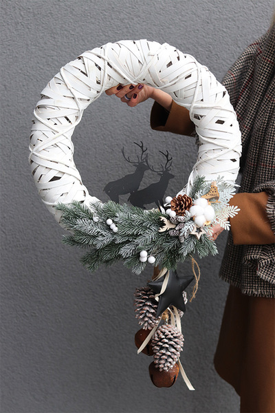 Czarne Renifery, świąteczny wianek z zawieszką