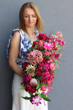  Rosetta Manfredo, różowa kompozycja w naczyniu, wym.34x72x26cm