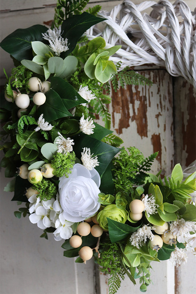 Abril 2, biały asymetryczny wianek, śr.38cm 