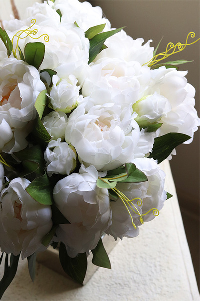 kompozycja z peoniami w pucharze, Pucharro White, wym.40x33cm