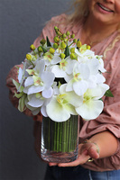 Orchids De Lux, bukiet białych kwiatów w szklanym wazonie