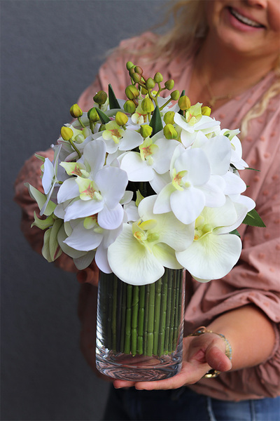 Orchids De Lux, bukiet białych kwiatów w szklanym wazonie