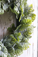 Monstera, zielony wianek na drzwi z liśćmi