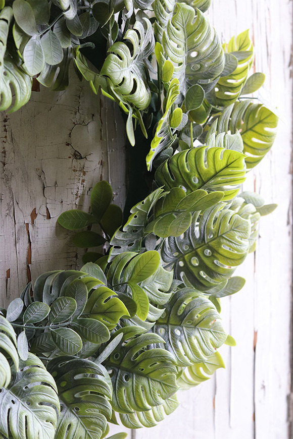 Monstera, zielony wianek na drzwi z liśćmi