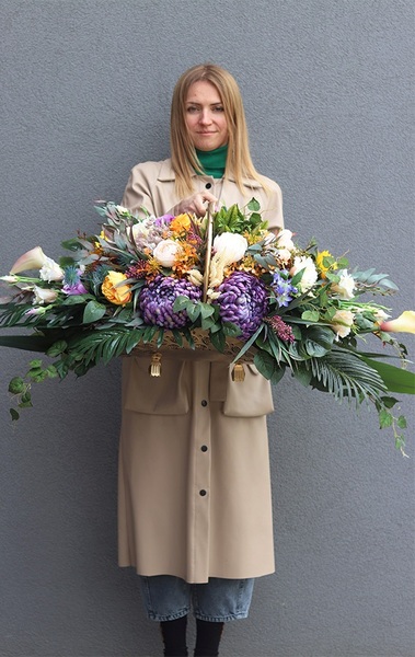 Wspomnienie Andaluzji, dekoracja nagrobna w metalowym koszu