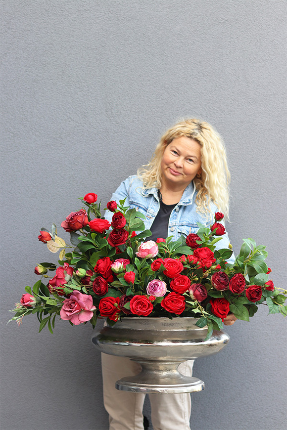 Polska Róża Grandioza, kompozycja kwiatowa w pucharze