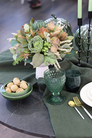 Green November Jazz, kompozycja kwiatowa w białym pucharze