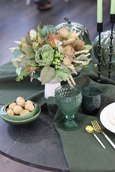 Green November Jazz, kompozycja kwiatowa w białym pucharze