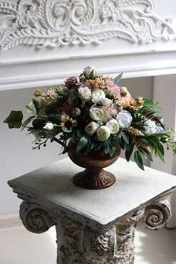 Piotrcovia, kompozycja kwiatowa w pucharze, wys.26cm