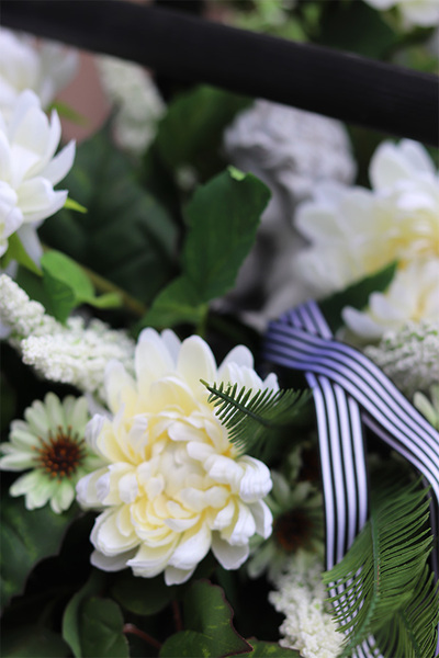 Wspomnienie Kolesso, dekoracja nagrobna w metalowym koszu