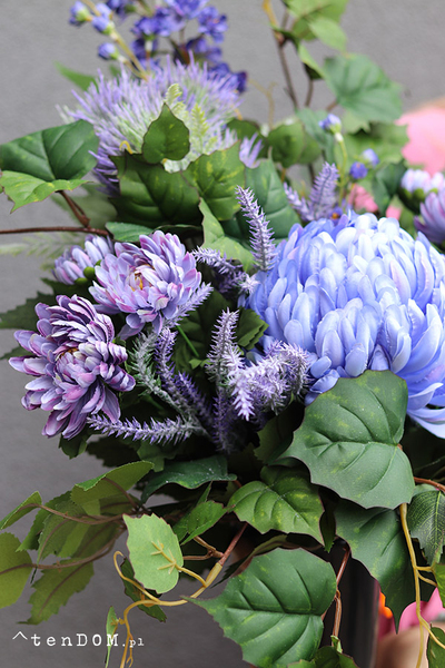 Dacja Blue, jesienny bukiet nagrobny we wkładzie