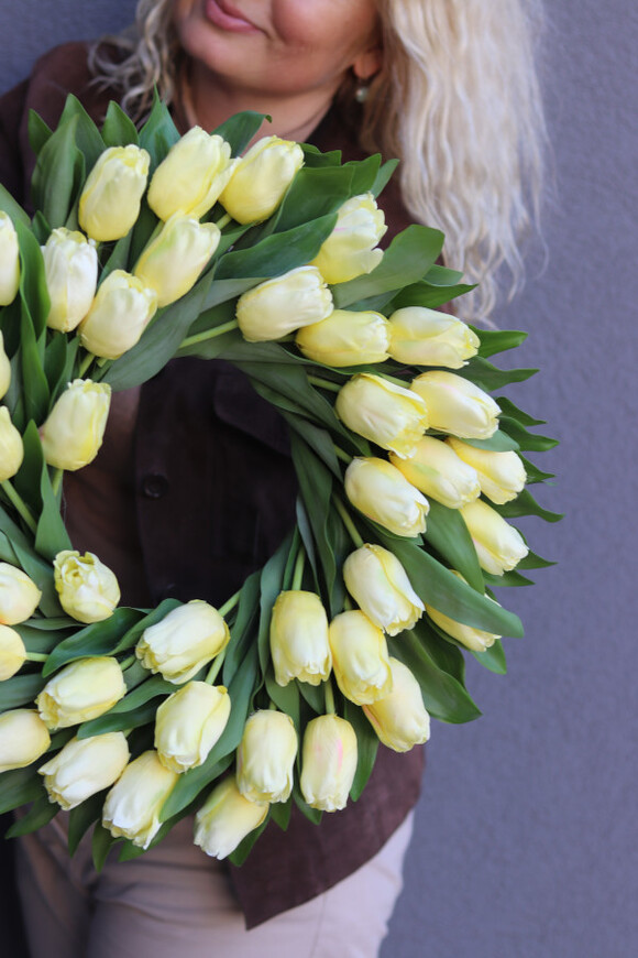 Witaj Wiosno Cream, wiosenny wianek z tulipanów