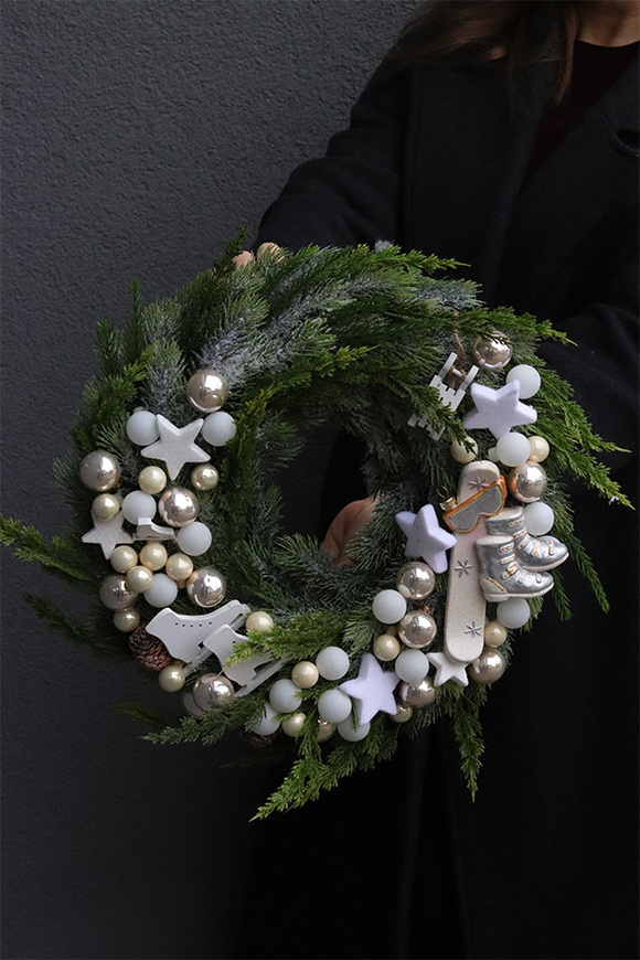 Sporty Zimowe, zimowy wianek w sportowym klimacie, śr.35cm	