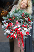 Mroźny Skrzat, gęsty zimowy wianek ze skrzatem