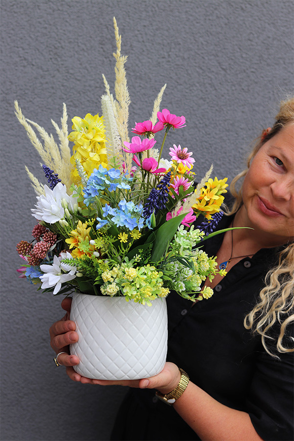 Pastelowa Hafra, kompozycja kwiatowa w naczyniu