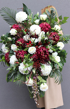 Ruberia Premium, kompozycja nagrobna w misie z bordową chryzantemą, wym.145cm