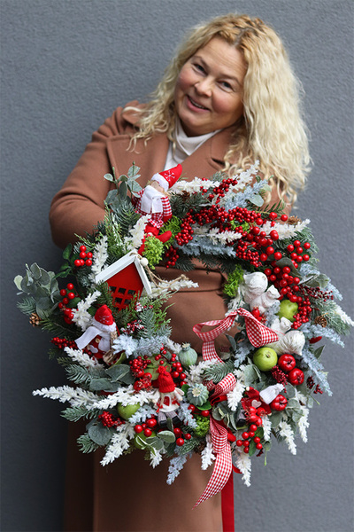 Reddine, świąteczny wianek dekoracyjny z domkiem
