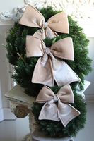 Beżowa Decoratoria, bożonarodzeniowy wianek na drzwi