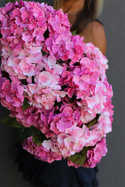 Pink Grettia, długi kosz różowych hortensji