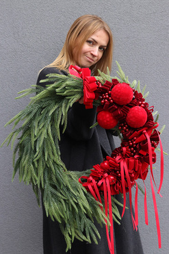 Karminowa Zima, asymetryczny świąteczny wianek, śr.50cm