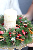 Rodzinny, stroik ze świecą na talerzu