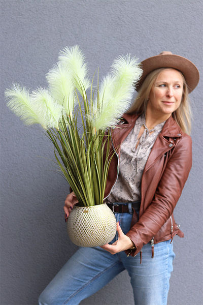 Bernatta, sztuczna trawa w złotej donicy